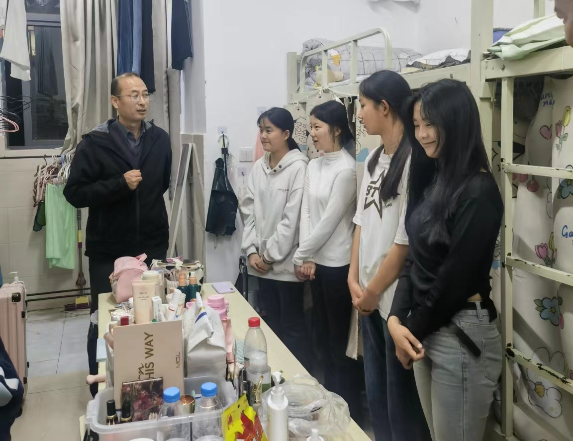 书记带队开展全院员工宿舍走访