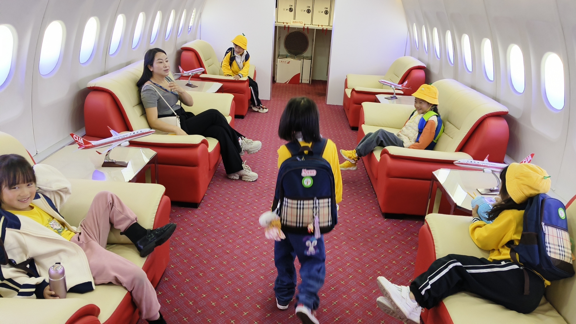 嵩明县第一幼儿园的小朋友们参观公司航空、高铁实训基地